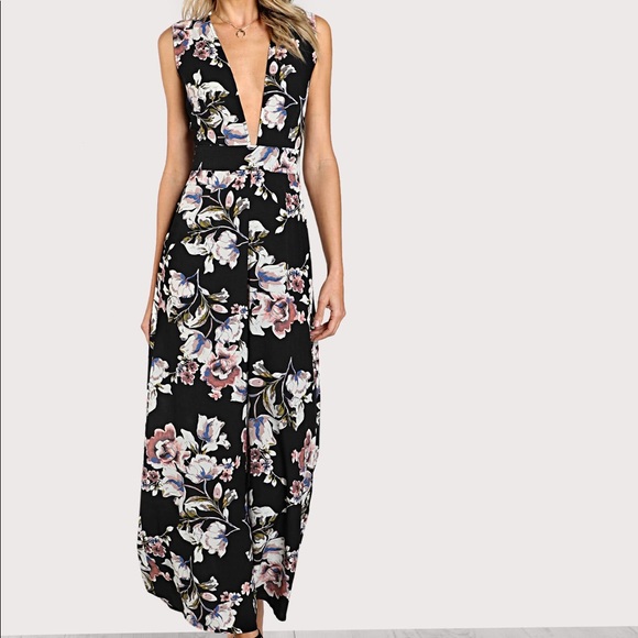 ⚡️🆕Small🥂Floral plunge black  jumpsuit - Picture 2 of 4